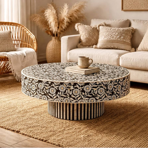 Mesa de centro redonda con incrustaciones florales en blanco y negro y base de pedestal a rayas. Disponible a precios de mayorista. - Product Image 1