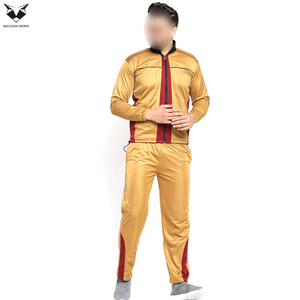 Chándal de Primera Calidad al Por Mayor, del Mejor Proveedor, Suave al Tacto, en Amarillo Mostaza y Rojo con Bloques de Color y Cierre de Cremallera para Hombre - Product Image 3