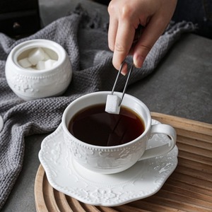 ชุดกาแฟ-ชาเซรามิกสีขาวสไตล์วินเทจ ลวดลายดอกไม้แบบนูน เคลือบเงาเรียบ ใช้กับเตาอบ/ไมโครเวฟได้ ปลอดสาร BPA - Product Image 6