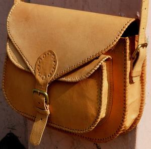 Vente en gros de sac à bandoulière en cuir véritable Boho Hippie pour femmes, sacs à bandoulière vintage pour adolescentes, faits à la main - Product Image 1