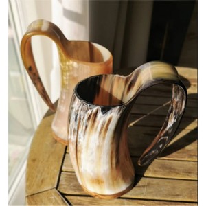 Vente en gros de mugs en corne naturelle, écologiques, fabriqués à la main, style médiéval viking, pour la bière, comme verres à boire, chopes à bière ou steins à bière - Product Image 1