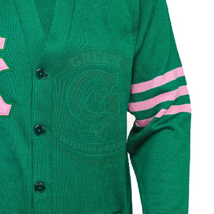 Cardigan en acrylique tricoté vert pour homme, pulls pour femme, avec lettrage AKA grec rose, manches rayées, col en V, boutons sur le devant - Product Image 3