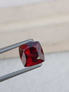 Granate natural de Mozambique de 2.50 ct, corte cojín rojo, piedra preciosa suelta de 7.4x7.4 mm, granate de color rojo para la fabricación de anillos y joyería. - Product Image 1