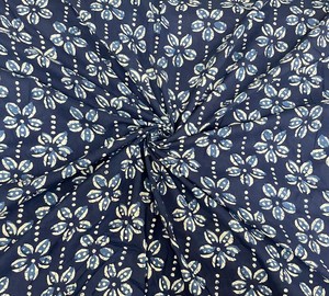 Tissu en coton léger écologique bleu marine imprimé à la main, motif floral blanc, style Jaipur Sanganeri, pour robes, décoration intérieure et vêtements pour filles - Product Image 3