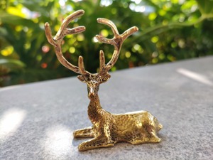 Objeto Decorativo de Reno de Alta Calidad con Acabado Dorado, Ideal para Decoración Navideña, Fiestas y Exhibición de Temporada, Hecho en India - Product Image 1