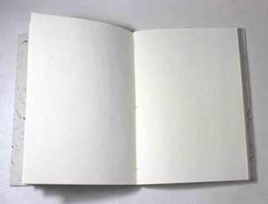 Carnet à couverture rigide personnalisé en papier de coton fait main, couleur blanc, avec pailles teintées en deux tons mélangeés - Product Image 3