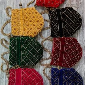 Sacs Potli en velours élégants faits à la main, sacs à cordon traditionnels ethniques, broderie Zardosi dorée complexe et poignées tressées - Product Image 1