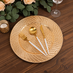 Assiette de présentation dorée à texture tressée, motif élégant en nattes, pour un service de table décoratif - Product Image 1