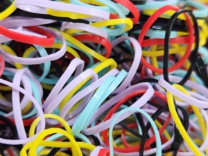 Bandes élastiques pour cheveux en TPU, fabriquées en Corée, unisexes, personnalisées OEM ODM, dans une bouteille en plastique, non toxiques, élastiques, certifiées OEKO-TEX - Product Image 3