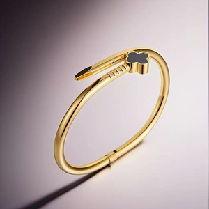 Hermosa Pulsera de Metal con Grabado Floral para Mujer, con Detalles Artísticos y un Estilo de Diseñador Elegante - Product Image 1
