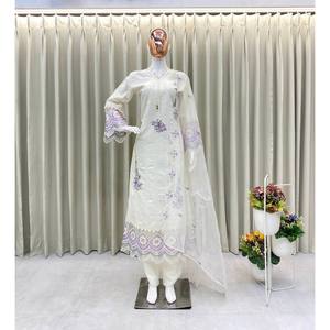 Conjunto de Top y Falda con Estampado Floral y Dupatta para Fiesta, Diseño Floral Moderno - Product Image 4