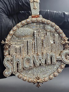 จี้เงินแท้ 925 ประดับมอสซาไนต์ทรงกลม แบบ Iced Out  จี้ห้อยคอแบบกำหนดชื่อได้  จี้ตัวอักษรแบบสั่งทำ สำหรับงานปาร์ตี้และเครื่องประดับเพชรอื่นๆ - Product Image 2
