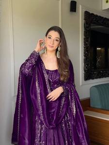 Robe de mariée traditionnelle en soie violette brodée pour femme, longueur ras du sol, coupe classique, style indien pakistanais - Product Image 1