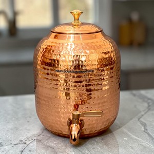 Distributeur d'eau traditionnel indien en cuivre de la marque Indian exports international. (CUivre pur certifié) - Product Image 1