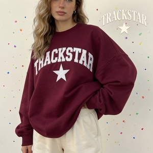 เสื้อสเวตเชิ้ตสีชมพูขนาดใหญ่สำหรับผู้หญิง พร้อมลายกราฟิกตัวอักษร Trackstar สไตล์สตรีทแวร์สุดชิค - Product Image 4