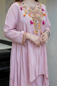 Ensemble Salwar Kameez Kurti en Rayonne Brodé Rose, Matériaux Recyclés, Tenue Traditionnelle Indienne et Pakistanaise pour Femmes, Tenue Quotidienne Décontractée pour le Bureau - Product Image 3