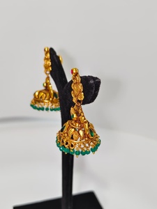 Pendientes Antiguos de Oro Sólido de 22k con Motivo de Lakshmi Hechos a Mano, Joyería de Boda con Esmeraldas Verdes y Perlas Naturales - Product Image 3