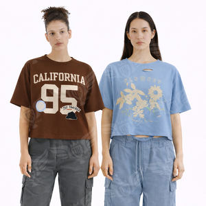 Camiseta Corta con Logotipo Personalizado al por Mayor para Mujer, Camiseta Gráfica de Manga Corta con Cuello Redondo, Estilo Casual Urbano - Product Image 2