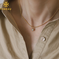 Collier tendance en acier inoxydable plaqué or avec chaîne à perles ovales et petit pendentif en pierre naturelle verte pour femme