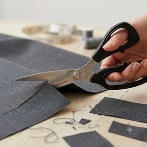 Fabriqué à Taïwan, ciseaux de tailleur professionnels de 8,5 pouces pour la création de mode haut de gamme - Product Image 1