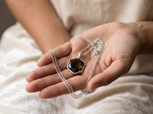 Collier pendentif hexagonal en quartz fumé naturel 20MM, finition laiton argenté, doré, or rose, personnalisable, cadeau d'octobre, pierre précieuse - Product Image 3