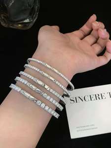 สร้อยข้อมือเทนนิสทองคำแท้ 18K ประดับเพชรขาวดำทรงบริลเลียนท์ สไตล์ฮิปฮอป สำหรับทุกเพศ เหมาะสำหรับเป็นของขวัญในโอกาสหมั้น วันครบรอบ หรืองานปาร์ตี้ พร้อมใบรับรอง IGI - Product Image 2