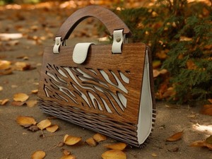 Sac à main rectangulaire fait main pour filles, accessoires de fête avec fermeture magnétique et chaîne latérale, par Universal Overseas - Product Image 4