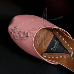 รองเท้าคุสซ่าหนังแท้ทนทาน พื้นกันลื่น ดีไซน์แฟชั่นขายดี คุณภาพสูงสำหรับผู้หญิง - Product Image 6