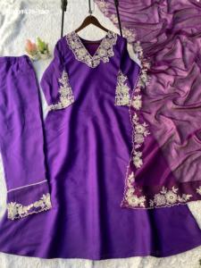 Traje Anarkali de seda romana de diseñador con bordado de hilo y cuello en V, conjunto de pantalón y dupatta. Proveedor y exportador mundial. - Product Image 4