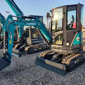 Excavatrice jaune d'occasion de 3 tonnes à bras long, avec flèche renforcée et cabine de sécurité fermée, pour travaux d'excavation sur site industriel - Product Image 1