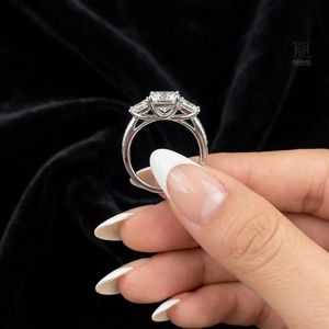 Anillo de compromiso de lujo con tres diamantes de corte princesa cultivados en laboratorio y banda de aniversario con pavé de varias filas - Product Image 3