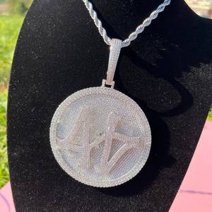 ผู้ผลิตเครื่องประดับฮิปฮอปแบบกำหนดเอง เงินแท้ 925 ประดับเพชรโมอิสซาไนต์ VVS รูปเหรียญกลมแบบฝังเพชรเต็มเส้น สร้อยคอจี้ - Product Image 4