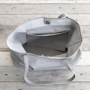 กระเป๋าโท้ทหนังแท้ 100% สีพื้น ปิดด้วยซิป พร้อมโลโก้พิมพ์ตามสั่ง กระเป๋าสะพายไหล่หนังวัวสำหรับผู้หญิง รุ่น LTB-0236 - Product Image 2