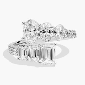 Bague en or blanc avec diamant de laboratoire ovale et émeraude croisées - Product Image 1