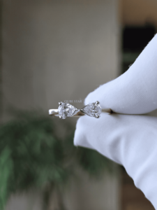 Bague ouverte minimaliste en or avec diamant de laboratoire taille poire 0,60 ct, sertie clos, double pierre, style bypass, bijou de mode pour anniversaire pour femme - Product Image 2