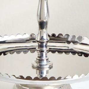 Magnifique support à gâteau à deux niveaux en argent, avec des plateaux à bords festonnés et un tige centrale en métal ornée d'un anneau rond. - Product Image 4