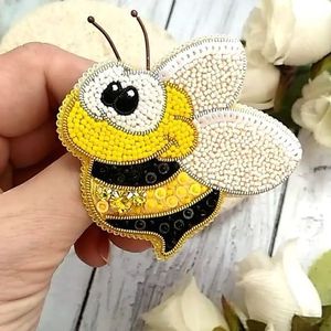 Broche élégante artisanale brodée de perles pour pulls, sacs et chapeaux – Broche décorative haut de gamme faite à la main - Product Image 3