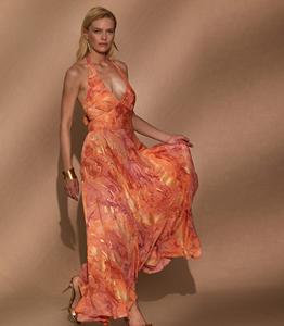 Robe longue plissée style bohème pour femme, col halter, dos nu, motif floral, taille empire, pour l'été et la plage, assortiment varié - Product Image 1