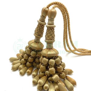 Frange de rideau en cordon métallique à pampilles de perles dorées de qualité supérieure, travail manuel, pour vêtements liturgiques, uniformes religieux et ornements. - Product Image 1