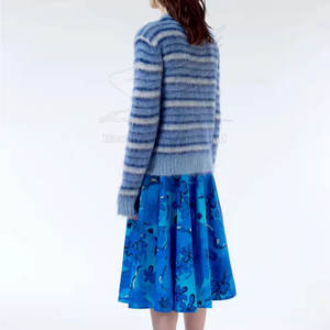 Pull en tricot décontracté pour femmes au design haut de gamme - Collection d'hiver moderne, style tendance, haute qualité - Product Image 3