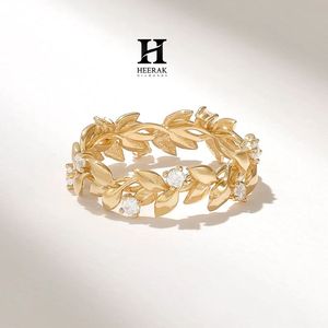 Anillo de Diamantes Cultivados en Laboratorio con Diseño de Rama de Olivo de Lujo, Oro Amarillo de 14K, Anillo de Boda con Hoja de Laurel Botánica - Product Image 1