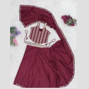 Sari en crêpe de soie lourd prêt-à-porter, broderie, travail de dentelle dorée, chemisier cousu, ceinture, prix de gros par Royal Export - Product Image 5
