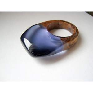 Anillo de Dedo Hecho a Mano de Resina y Madera, Diseño Único, Producto de Alfombrillas y Almohadillas - Product Image 1