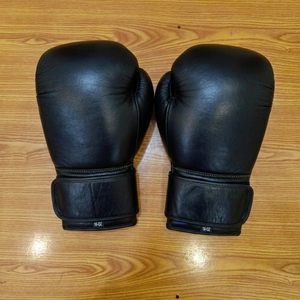 Guantes de Boxeo MMA de Piel Sintética PU Negra y Blanca con Logotipo Personalizado, 16oz, para Adultos, Entrenamiento, Sparring, Ligeros, Cierre de Gancho y Bucle en los Dedos - Product Image 2