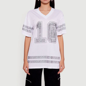 เสื้อฟุตบอลตาข่ายประดับคริสตัลสีดำสุดหรูสำหรับผู้หญิง แบบคอวีทรงโอเวอร์ไซส์ สั่งทำได้ ผลิตโดยผู้ผลิตเสื้อผ้าแบรนด์ส่วนตัวในสหรัฐอเมริกา - Product Image 4