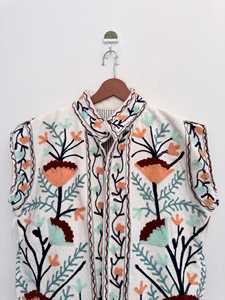 เสื้อกั๊กสไตล์โบฮีเมียนวินเทจ ปักลายดอกไม้ คอวี เอวธรรมชาติ ปักมือ เป็นมิตรต่อสิ่งแวดล้อม ซักได้ - Product Image 5