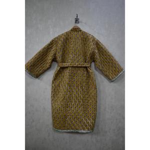 Lavinas - Kimono informal de invierno hecho a mano en India, de algodón acolchado, para mujer, bata larga estilo bohemio, con cuello en V y cordón ajustable - Product Image 4