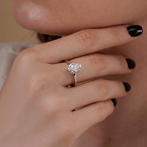 Anillo de Compromiso con Diamante Cultivado en Laboratorio de Corte Pera, 1.00 Ct, Claridad VS1, Color F, Oro Blanco Sólido de 18K, Certificado IGI, Estilo Halo Oculto - Product Image 4