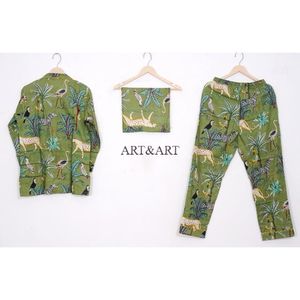 Ensemble de pyjama en coton doux et respirant imprimé à la main pour femmes, comprenant un haut boutonné et un pantalon confortable à taille élastique pour une nuit de sommeil relaxante - Product Image 4