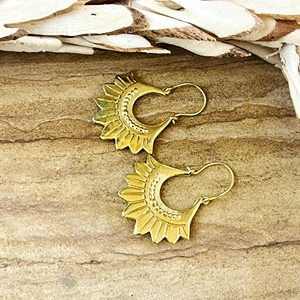 Pendientes Boho de Diseño Único, Joyería Tribal de Latón para Mujer, Bañados en Oro de 18k, Aros Florales Colgantes, Flor de Sol Étnica, Venta al por Mayor/OEM/ODM - Product Image 4